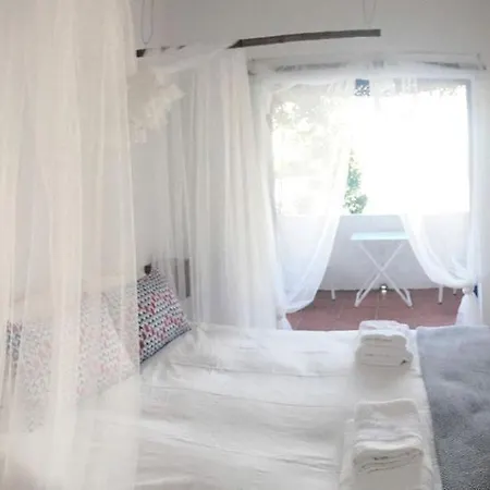 Off-grid Hut For A Romantic Getaway On Castello Do Bode In Tomar, Portugal